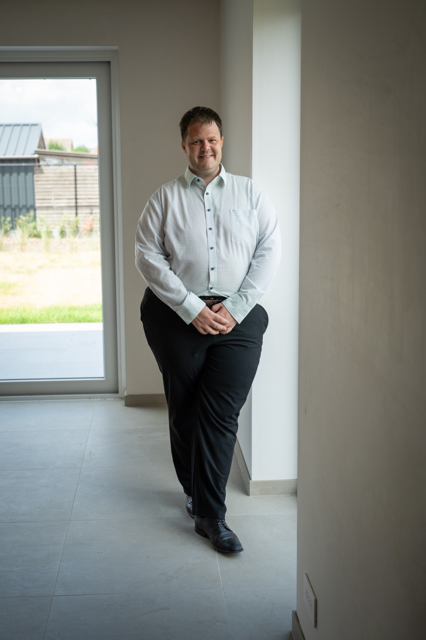 Stijn Leemans in een hedendaagse keuken