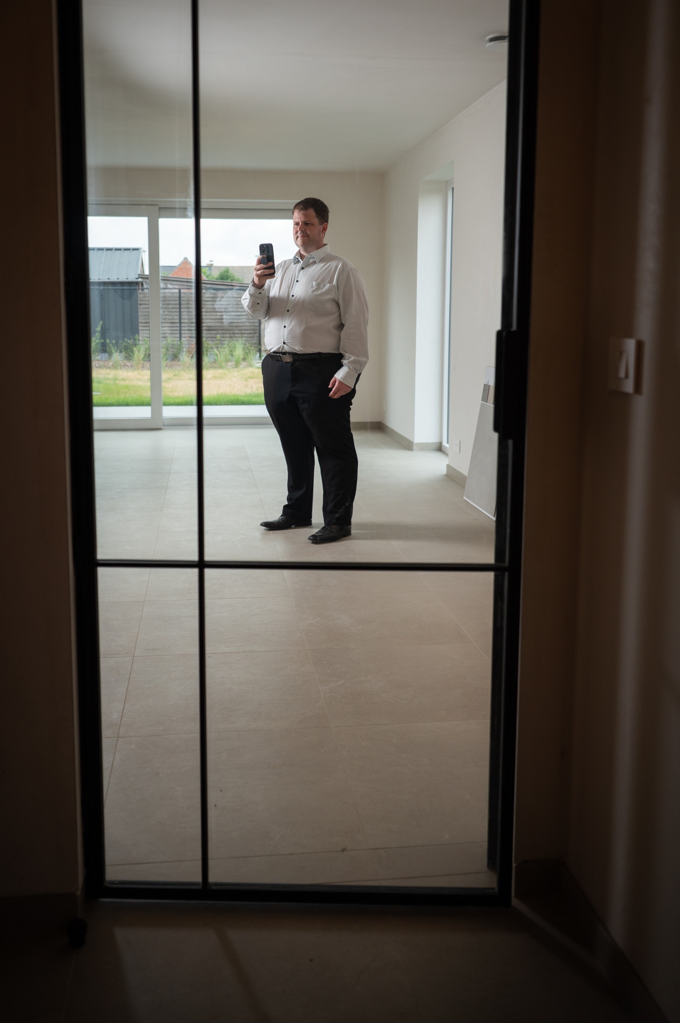 Stijn tijdens een opname in een woning
