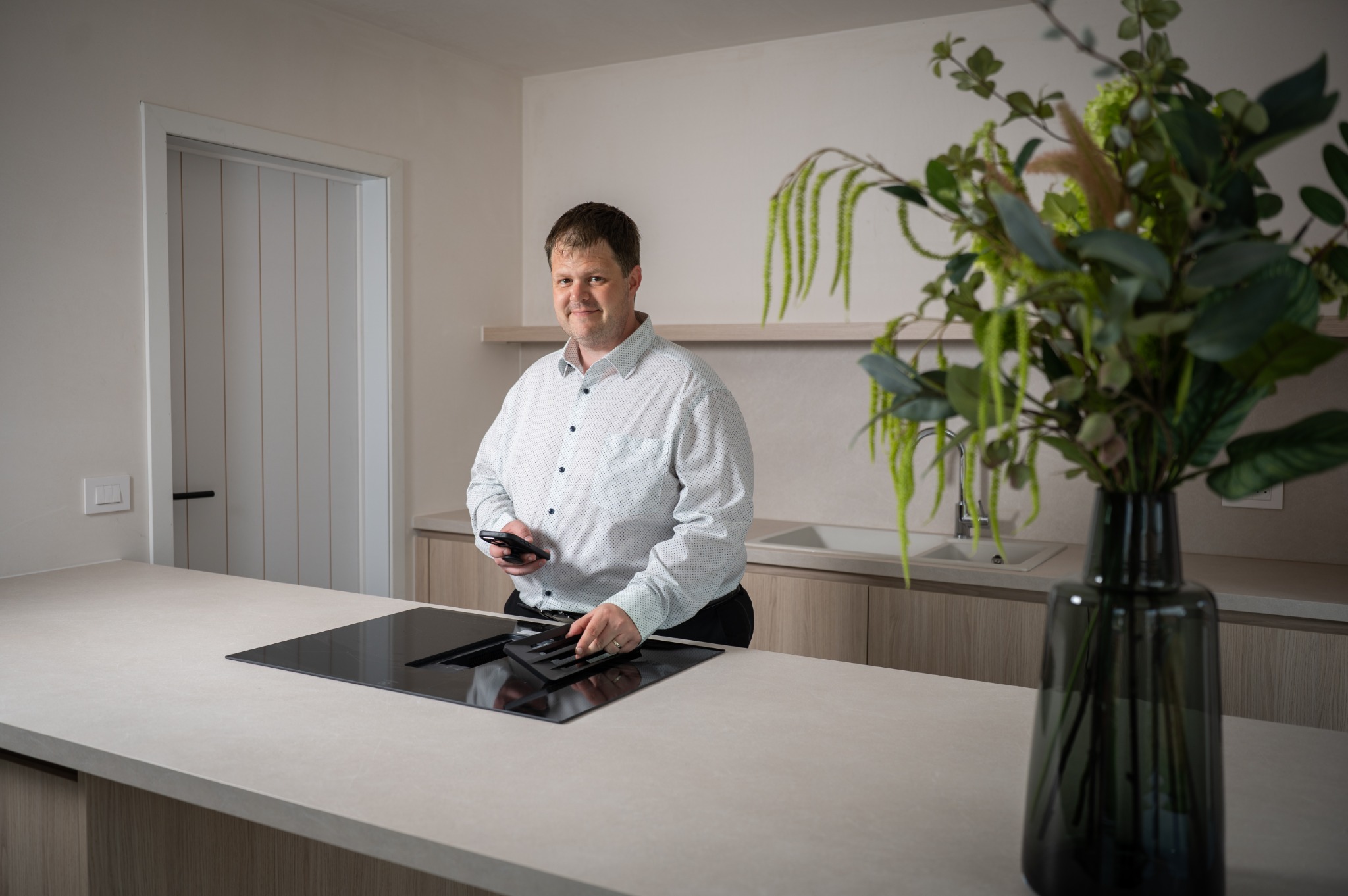 Stijn Leemans in een woning